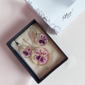 Set nakita sa šatiranom pelargonijom