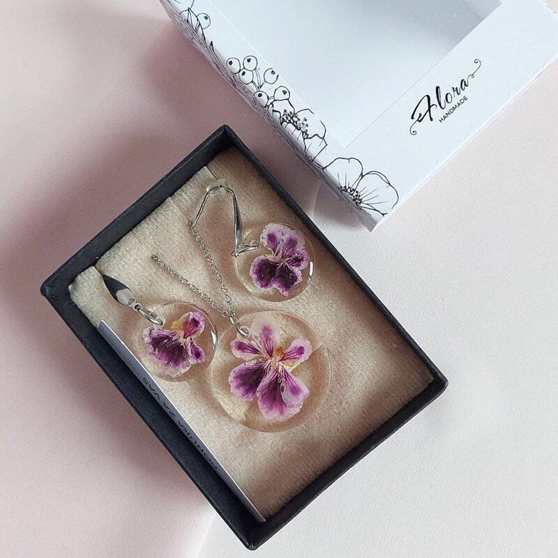 Set nakita sa šatiranom pelargonijom